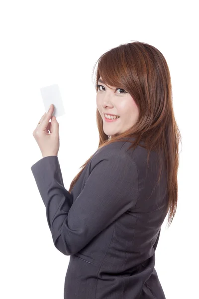 Vista lateral de la empresaria asiática mostrar una tarjeta en blanco —  Fotos de Stock