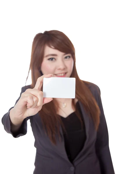 Asya iş kadını göster bir boş kartı odak kart — Stok fotoğraf