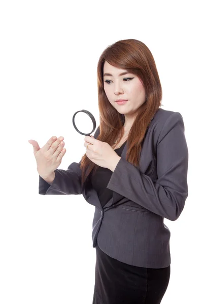 Aziatische zakenvrouw ongelukkig gebruiken Vergrootglas hand kijken — Stockfoto