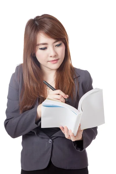 Asiatische Geschäftsfrau denkt und schreibt Notiz in ein Buch — Stockfoto