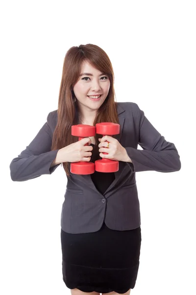 Asiático empresária sorriso segurando drumbbells juntos — Fotografia de Stock