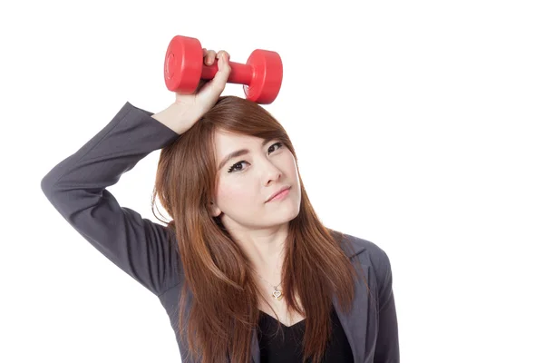 Asiática mujer de negocios sostener un drumbbell sobre su cabeza —  Fotos de Stock