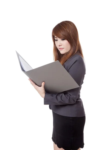 Asian businesswoman  read data from report — Stock Photo, Image