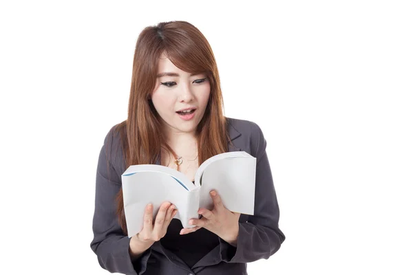 Asiática mujer de negocios es emocionado leyendo un libro Imagen de stock