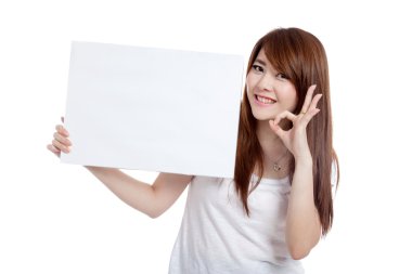 Asyalı kız tutun boş işaret Ok işaretini göster