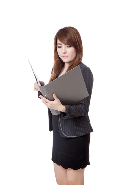 Asiatische Geschäftsfrau liest Daten aus Ordner — Stockfoto