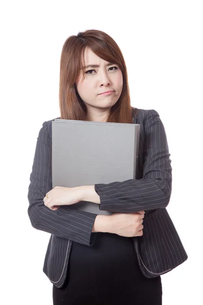 Azjatycki biuro dziewczyna niezadowolony przytrzymaj folder w ramionach — Zdjęcie stockowe