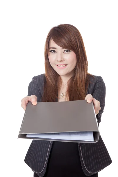 Asiatische Geschäftsfrau geben eine Mappe mit beiden Händen — Stockfoto