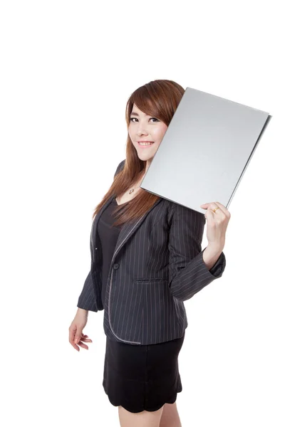Aziatische zakenvrouw weergeven een map naast haar gezicht — Stockfoto