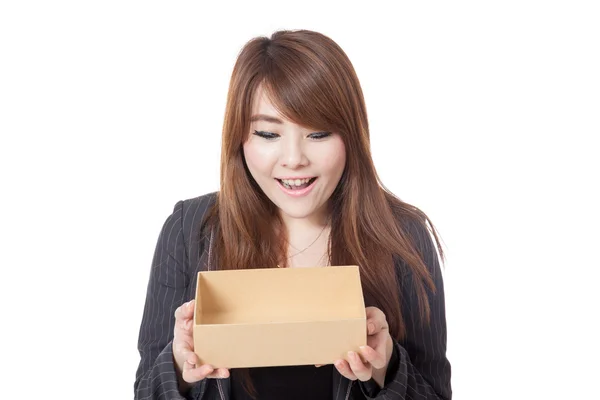 Asiática empresaria sorpresa mirar dentro de un caja — Foto de Stock