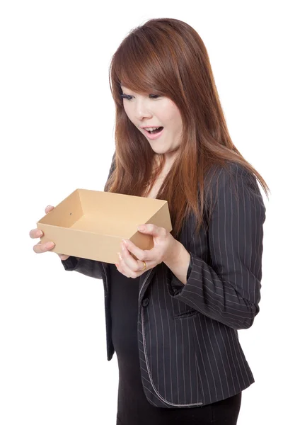 Asiática empresaria sorpresa mirar dentro de un caja — Foto de Stock