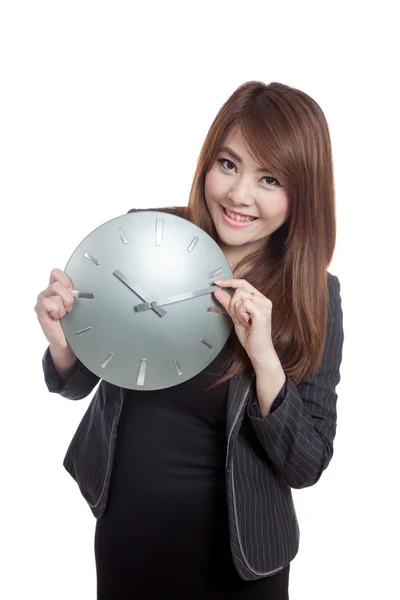 Asiatique Businesswoman déplacer une horloge main et sourire — Photo