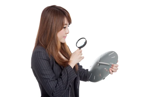 Aziatische zakenvrouw blik op een klok met Vergrootglas — Stockfoto