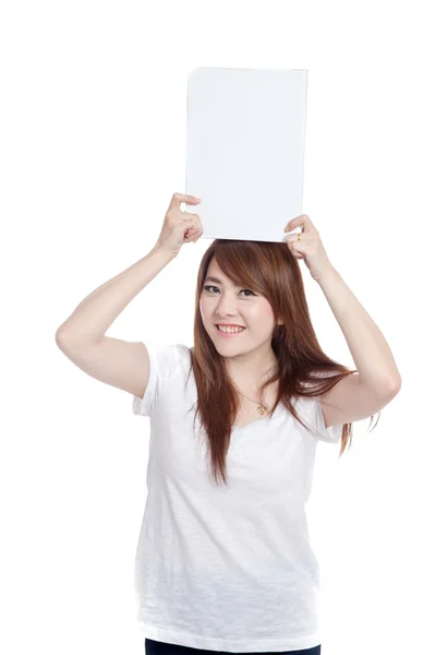 Asiática chica hold en blanco signo sobre cabeza verticalmente —  Fotos de Stock