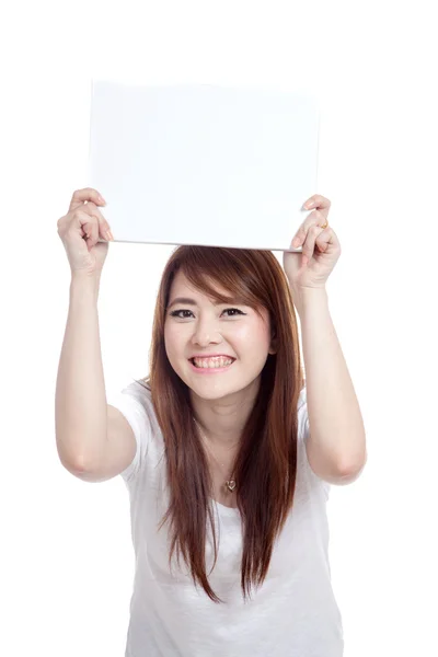 Asiatisk tjej håller tomt tecken över huvudet med båda hand — Stockfoto