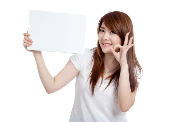Азиатская девушка держит пустой знак показать ОК знак — стоковое фото