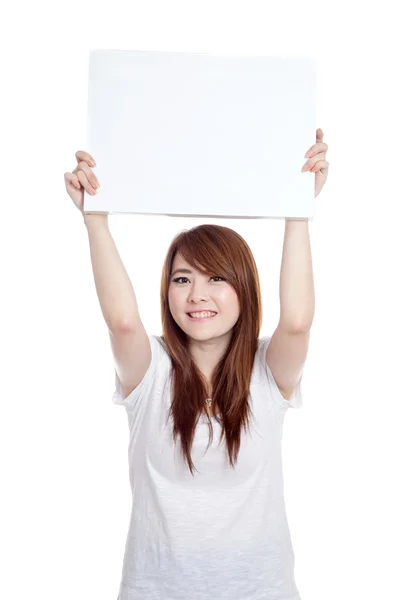 Happy asiatisk tjej Visa tomma logga över huvudet — Stockfoto