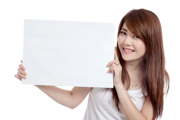 Menina asiática sorriso segurar sinal em branco do seu lado — Fotografia de Stock