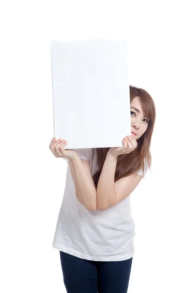 Азиатская девушка держит пустой знак вертикально — стоковое фото