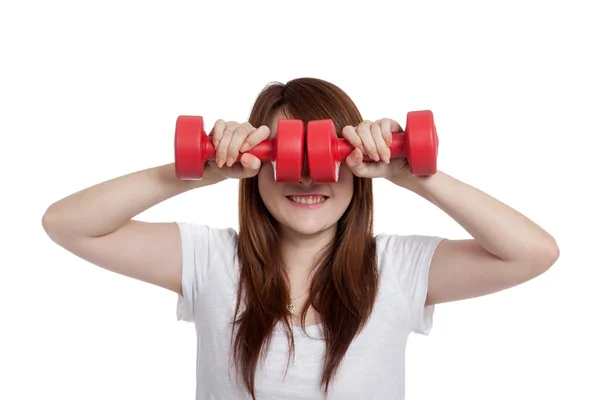 Asiática chica hold dumbbells cerrar su ojo y sonrisa —  Fotos de Stock