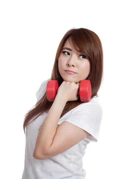 Happy asiatisk tjej hålla dumbbell till hakan — Stockfoto