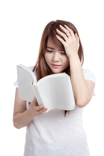 Asiatique fille maux de tête ne comprennent pas un livre — Photo