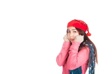 Asyalı kız kırmızı Noel şapka ile soğuk hissediyorum