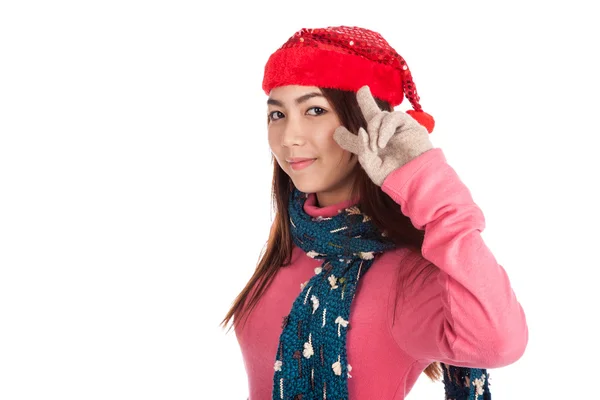 Asiática chica con rojo navidad sombrero mostrar dos dedos —  Fotos de Stock