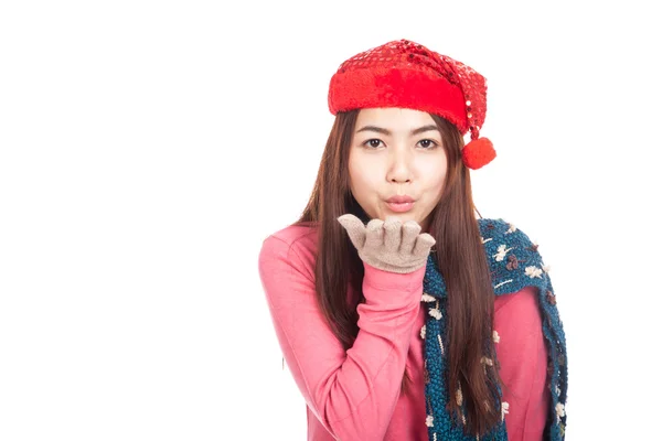 Asyalı kız öpücük üfleme kırmızı Noel şapka ile — Stok fotoğraf