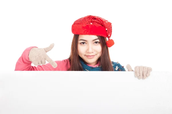 Asian girl with red christmas hat point down to blank sign — Stock Photo, Image