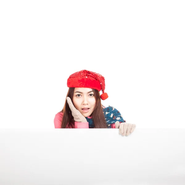 Asian girl with red christmas hat wonder with blank sign and cop — Stock Photo, Image