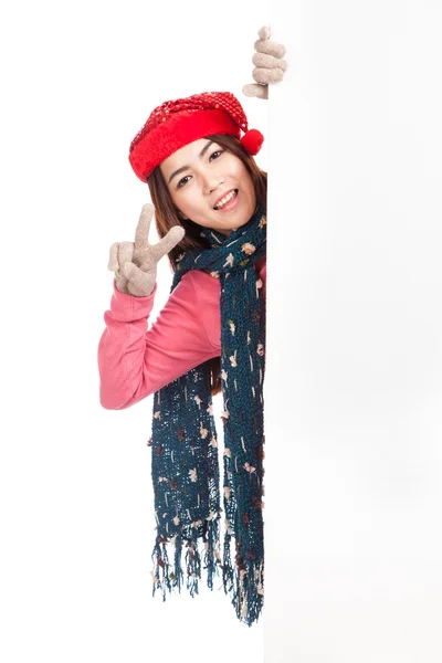 Asiática chica con rojo navidad sombrero mirando desde detrás de blanco jabalí —  Fotos de Stock