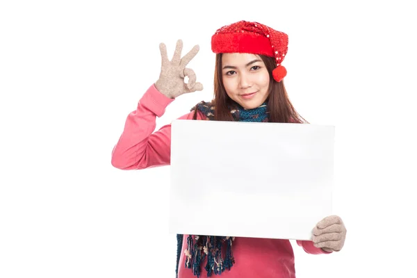 亚洲女孩戴红色圣诞帽显示空白符号和 Ok 的手势 — 图库照片