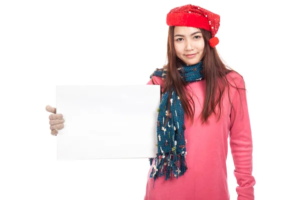 Menina asiática com chapéu de Natal vermelho mostrar sinal em branco — Fotografia de Stock