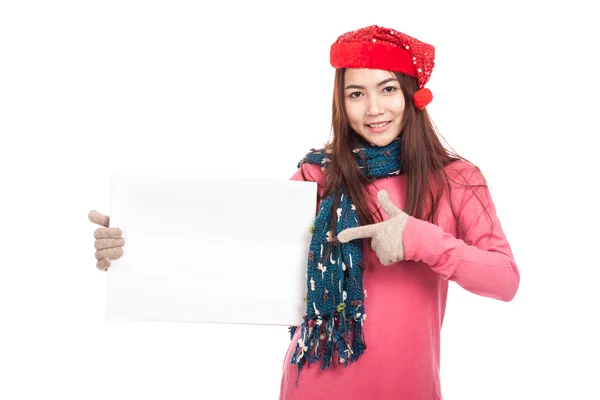 Menina asiática com chapéu de Natal vermelho apontar para sinal em branco — Fotografia de Stock