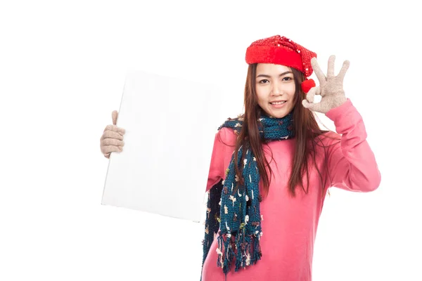 亚洲女孩戴红色圣诞帽显示 Ok 的手势和空白符号 ve — 图库照片