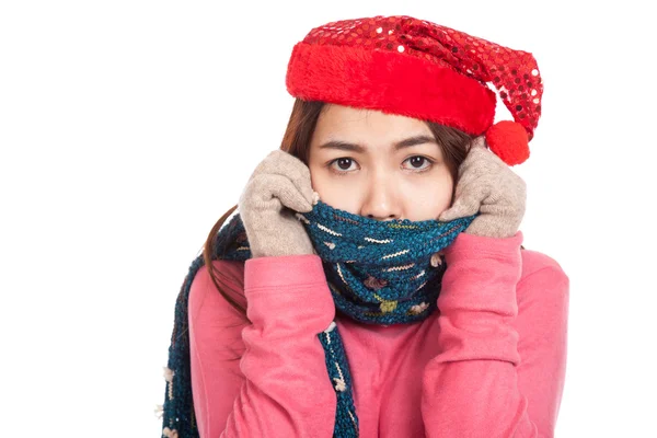 Asiática chica con rojo navidad sombrero y bufanda sentir frío —  Fotos de Stock