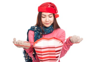 Asyalı kız kırmızı Noel şapka açık ve alışveriş içinde bak 