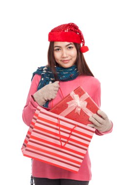 Noel şapka çekme hediye kutusu üzerinden alışveriş çantası ile Asyalı kız