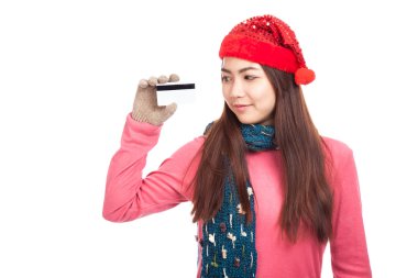 Asyalı kız kırmızı Noel şapka gülümseme Haritayı kredi kartı ile