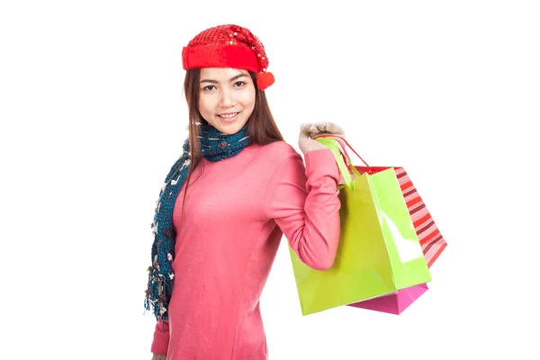 Азиатка в красной рождественской шляпе с пакетами для покупок — стоковое фото