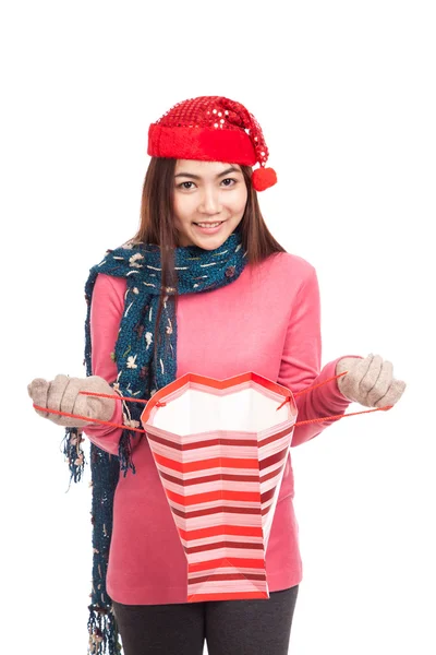 Menina asiática com chapéu de Natal vermelho sorriso saco de compras aberto — Fotografia de Stock