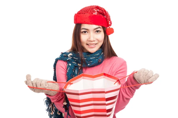 Asian girl with red christmas hat smile open shopping bag — Stock Photo, Image