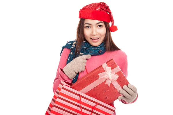 Asiatische Mädchen mit Weihnachtsmütze ziehen Geschenkbox aus Einkaufstasche — Stockfoto