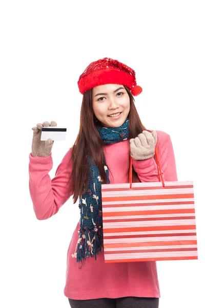 Ázsiai lány piros karácsonyi kalap, hitelkártya és bevásárló táska — Stock Fotó
