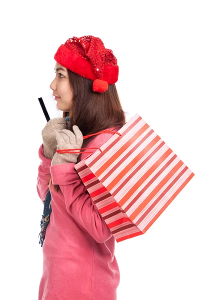 Fille asiatique avec chapeau de Noël rouge, carte de crédit et sac à provisions — Photo