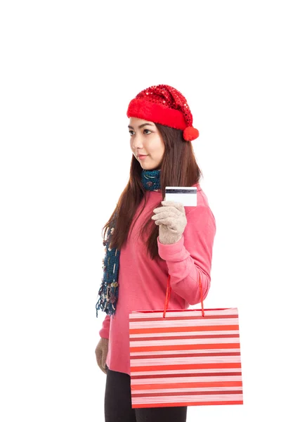 Asiatisk tjej med röd jul hatt, kreditkort och shopping väska — Stockfoto