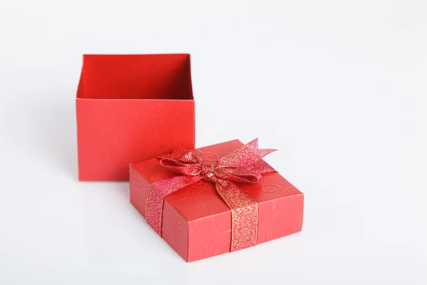 Une boîte cadeau rouge vide avec le couvercle éteint — Photo