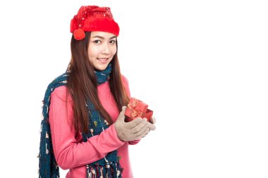 Asya kırmızı Noel şapka ile bir gülücük ver açık hediye kutusu