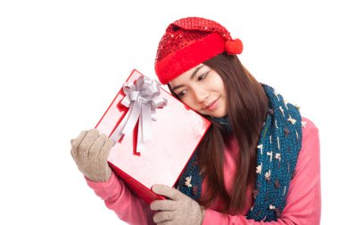 Kırmızı Noel şapka sevgi hediye kutusu ile Asyalı kız